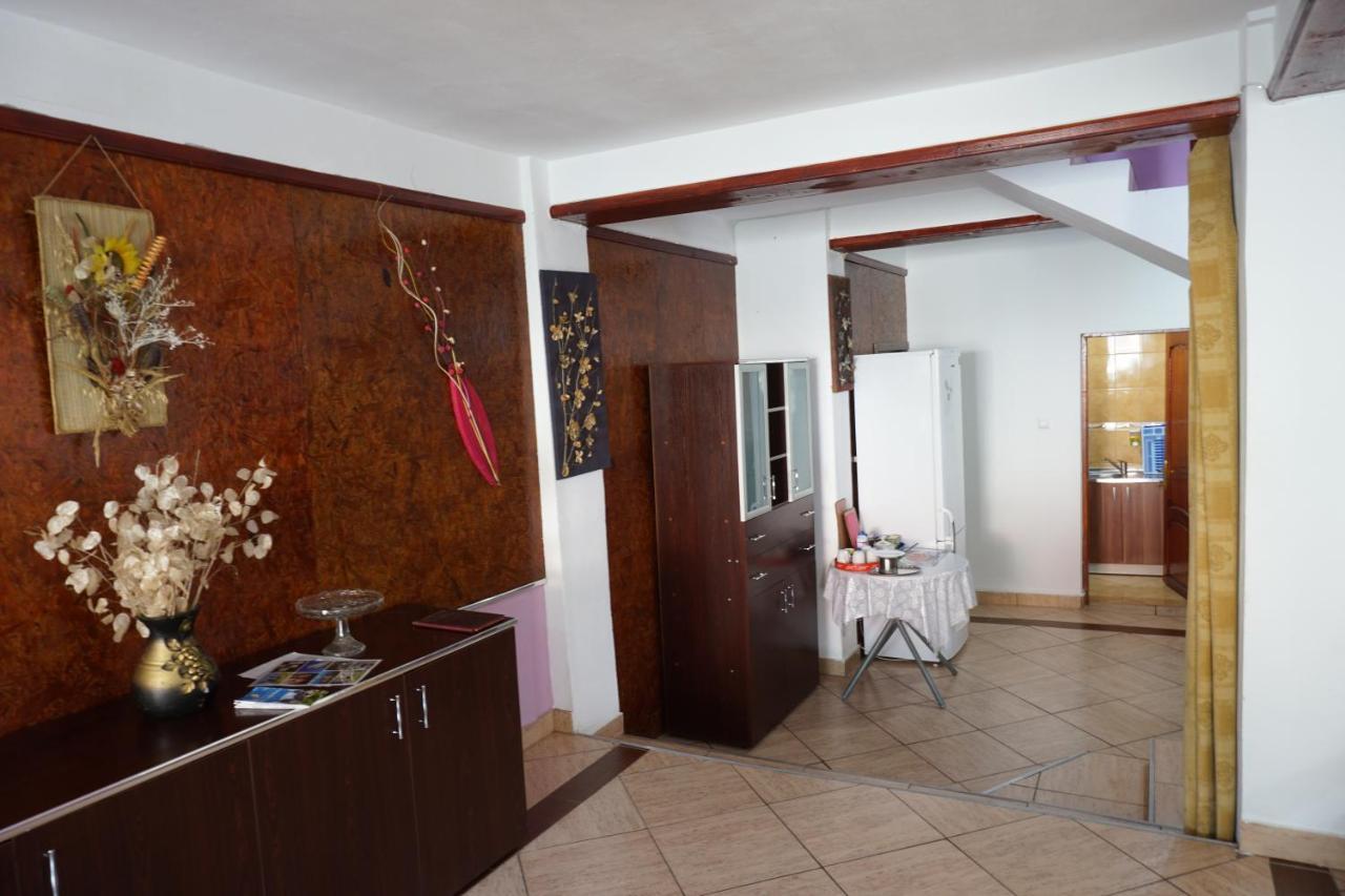 Vila Nik Busteni Luaran gambar